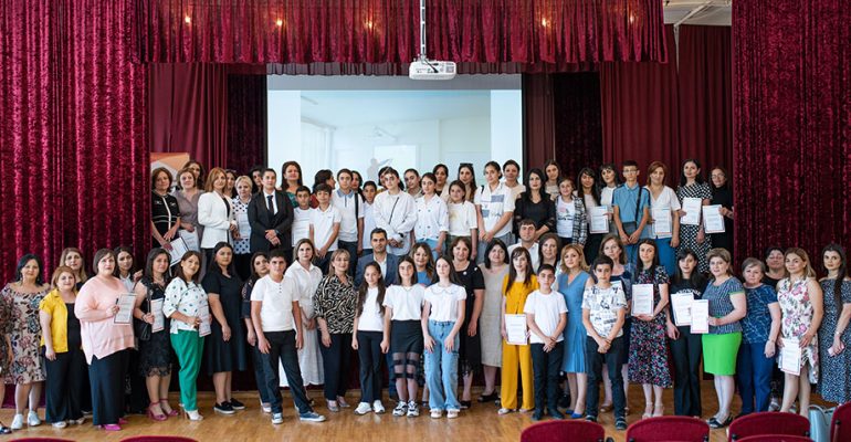 Фонд «Visual Armenia» подарил интерактивную доску школе № 2 (г. Абовян) в рамках образовательного проекта «Ашхарацуйц»